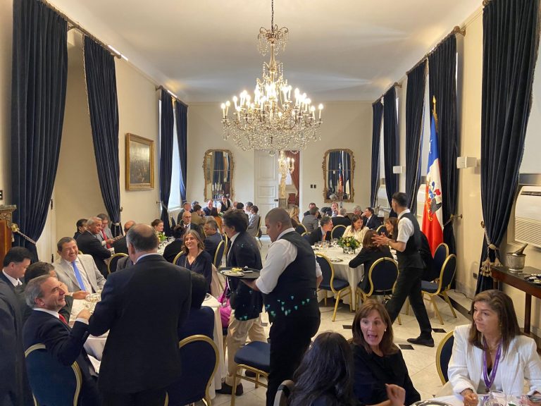 comida-kast-la-moneda-denuncia-excompaneros