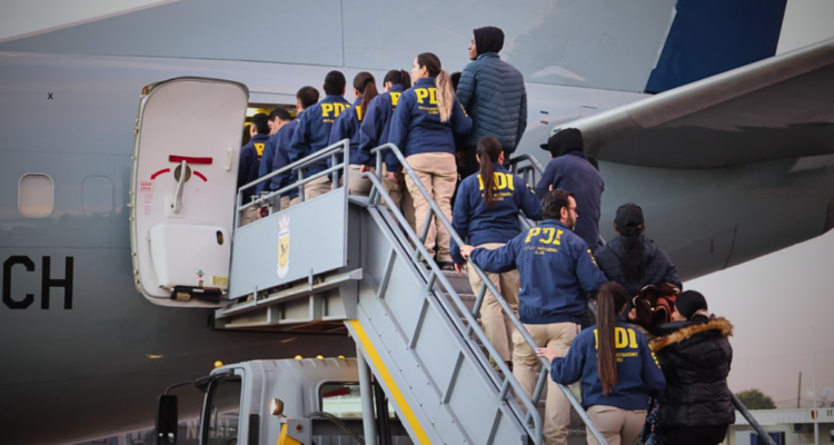 primer-vuelo-deja-fuera-a-venezolanos-y-gobierno-asegura-que-expulsiones-aumentaran-por-aire-y-tierra-1-750x400